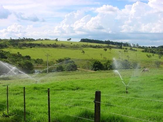 Sistema eficiente de irrigação de pastagens